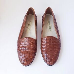 Vintage Trotters Tan Woven Leather Loafers